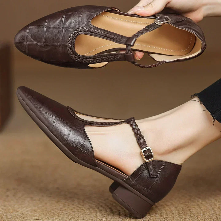 Małgorzata – Klasyczne skórzane buty T-strap z plecionym detalem